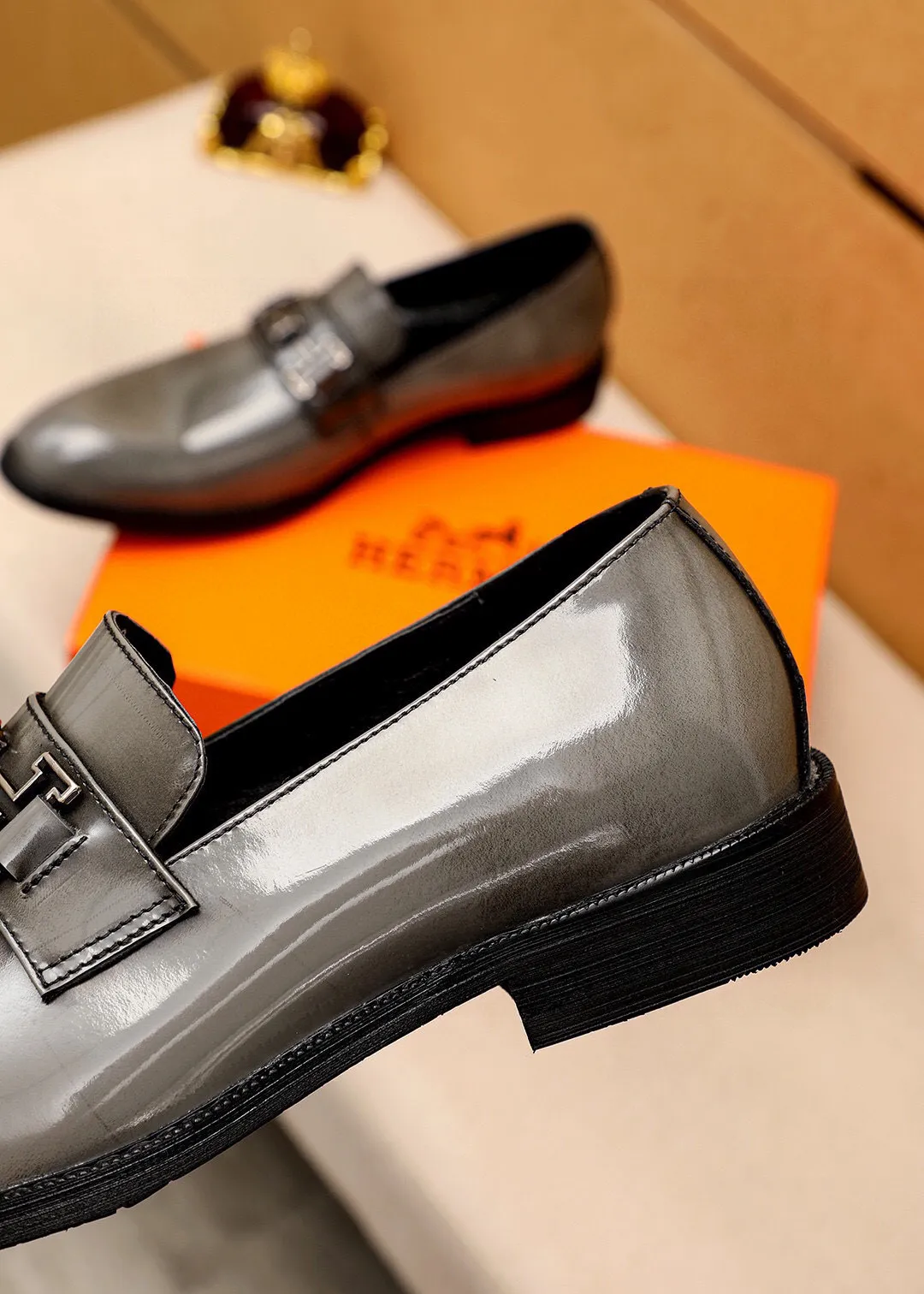 Men's shoes 💰460 💐 Product trademark: HERMES "Hermès" casual leather shoes Regular size: 38-44 (45🉑️customized) Product materials: Selected imported first-layer open-edge beaded cowhide upper, imported water-dyed 🐂 cowhide lining. Strong three-dimensional visual effect, combined outsole Color: 2⃣️colors available